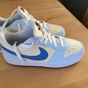 Nike Blue and Pale yellow Sneakers size 5.5 Y ( 7 women’s )